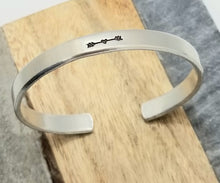 Load image into Gallery viewer, Heart Arrow Cuff